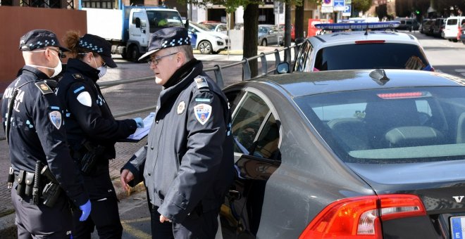 Pega a su pareja en plena calle, agrede a un policía e intenta darse a la fuga antes de ser detenido