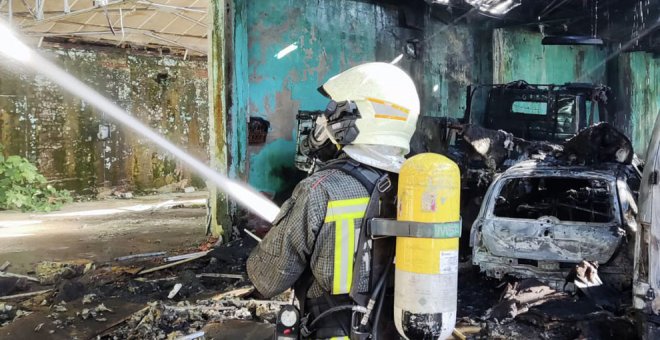 Calcinados una nave de la antigua trefilería de Ramales y vehículos tras un incendio