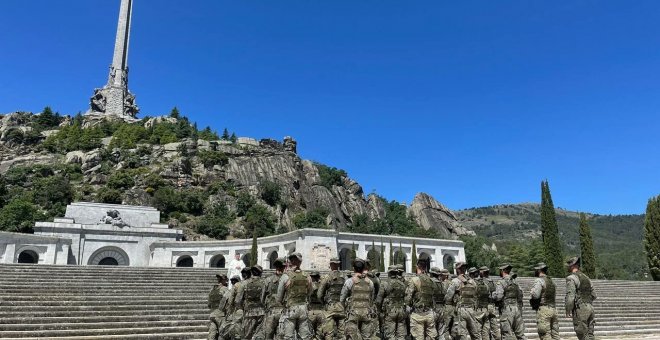 Una compañía del Ejército acude a la franquista Cruz de los Caídos para que bendigan su banderín