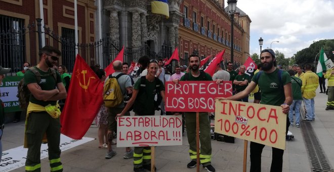 Los bomberos forestales se plantan ante "la precariedad" de la lucha contra los incendios en el balcón de Juanma Moreno