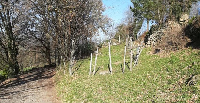 Denuncian que el pedáneo de Bárcena de Toranzo "se niega" a limpiar un argayo de su finca que bloquea un camino vecinal