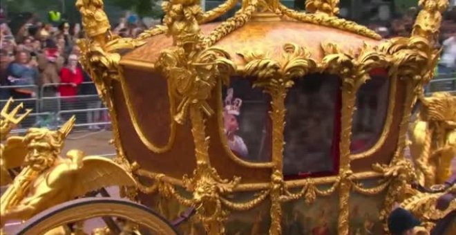 Una Isabel II rejuvenecida gracias a la tecnología encabeza el desfile del Jubileo de Platino