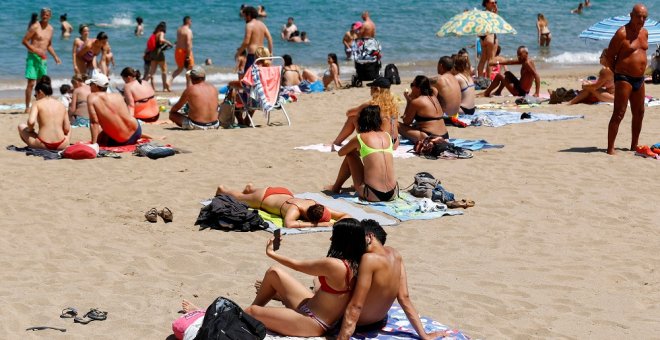 La covid despuntará en verano con casos leves mientras la vacunación de terceras dosis se estanca