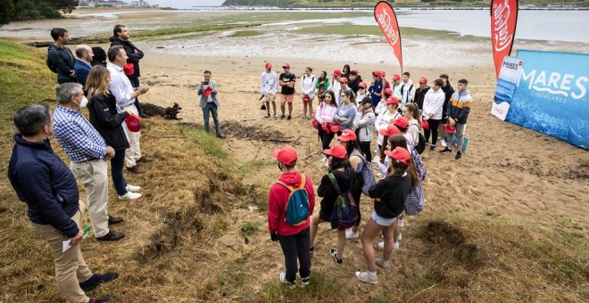 Alumnos y voluntarios retiran 123 kilos de residuos de la playa de La Riberuca