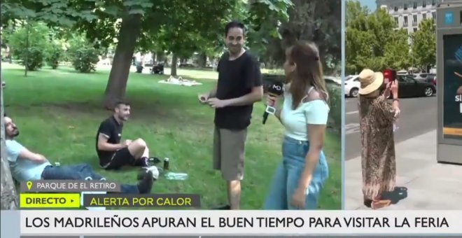 Una reportera le pregunta a un joven por el calor y descubre los riesgos del directo: "Cada uno lo combate como puede"