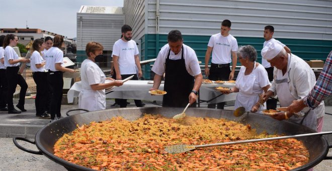 Los vecinos celebran la festividad de San Antonio con una comida popular