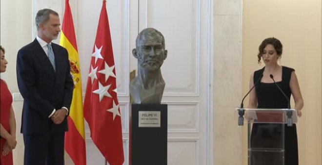 Ayuso presenta el busto de Felipe VI que encargó para homenajear su figura