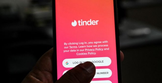 Del voluntario en África al 'guitarritas': el hilo definitivo (con mucho humor) sobre el fraude masculino en Tinder