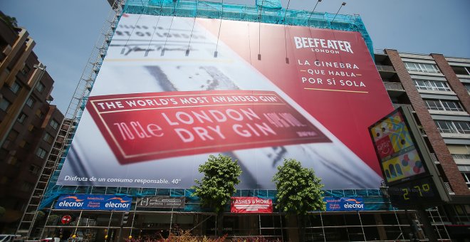 Presunta ilegalidad en la instalación de una lona publicitaria de una bebida alcohólica