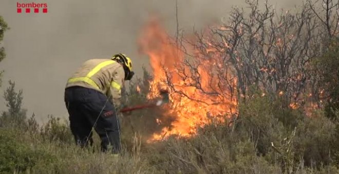 Continúan descontrolados los dos incendios originados en Lleida