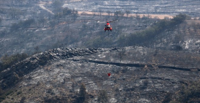 Els Bombers posen la màxima atenció en l'incendi d'Artesa de Segre, que no ha escapat del perímetre marcat