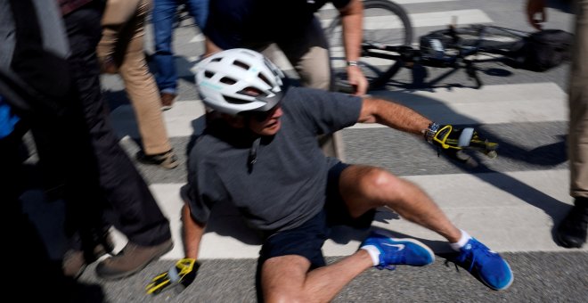 Biden se cae de la bicicleta durante un paseo por la playa