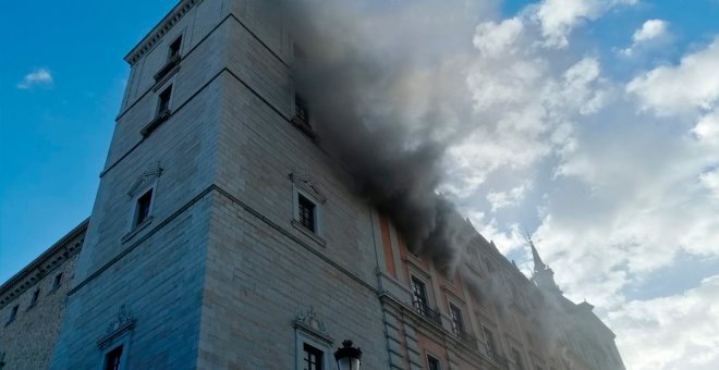 Arde el Alcázar de Toledo, un incendio obliga a desalojar el Museo del Ejército y la Biblioteca regional