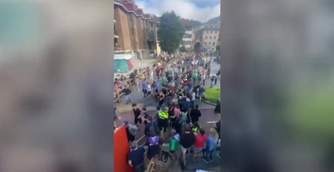 Un tapón deja a decenas de jóvenes atrapados durante el primer encierro de las fiestas de Arrasate