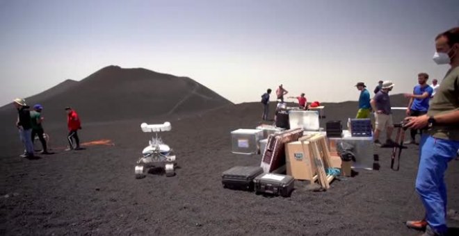 El Centro Aeroespacial Alemán prueba robots lunares en el Monte Etna