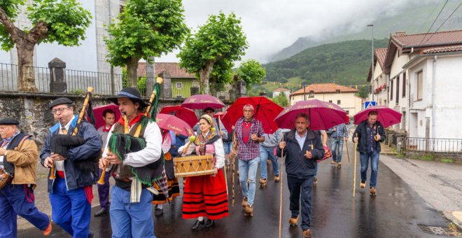 Revilla asiste a la subida en albarcas desde Arredondo hasta la ermita de San Juan de Socueva