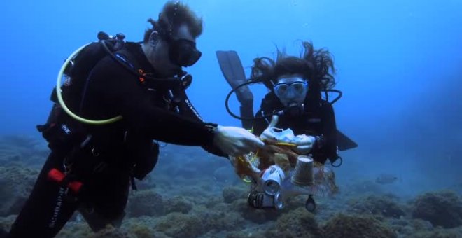 Grupos de buzos peinan la costa de Granada y los fondos marinos en busca de basura