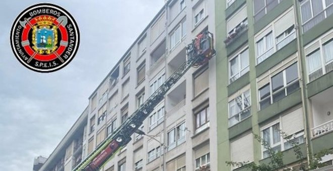 Bomberos retiran cascotes con riesgo de caída de una fachada de la calle Alta