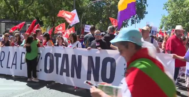 Multitudinaria protesta contra la celebración de la cumbre de la OTAN en Madrid