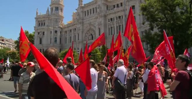 Miles de personas marchan contra la OTAN en Madrid