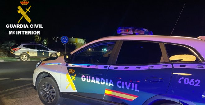 Arrolla un coche patrulla de la Guardia Civil, hiere a dos agentes y sale ileso pero detenido