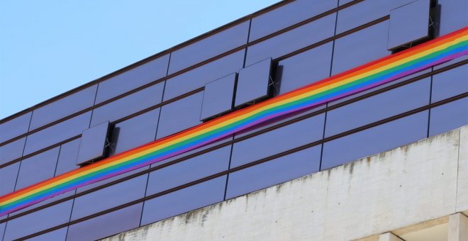 El PSOE despliega la bandera LGTBI en las Cortes de Castilla y León como acto de rebeldía ante el rechazo de Vox