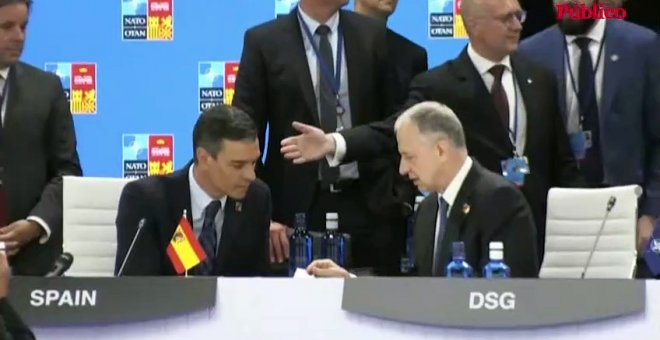 La bandera de España, al revés en la mesa de Sánchez en la cumbre de la OTAN