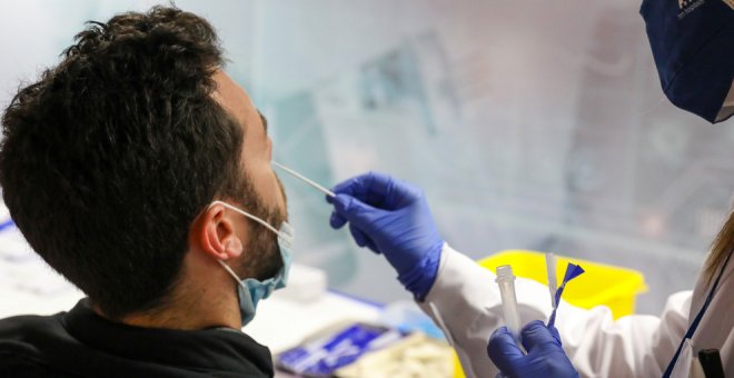 Retiran un test de antígenos para Covid-19 por contaminación bacteriana