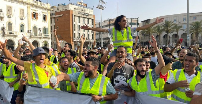 Un grupo de manifestantes irrumpe en el Parlamento de Libia tras romper la puerta y provocar fuegos en las inmediaciones