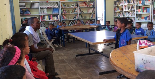 La asociación que construye bibliotecas para los niños y niñas del Sáhara