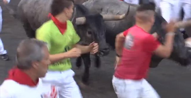 Los mozos corren ante los toros de José Escolar durante el tercer encierro de San Fermín