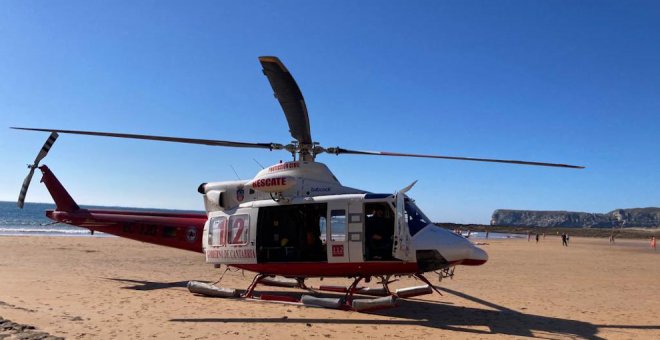 Rescatado por el helicóptero un joven que se luxó el hombro al nadar en Miengo