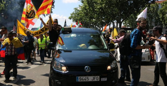 Uber va aprofitar les protestes dels taxistes per aparèixer com a víctimes de violència i acostar-se a líders polítics