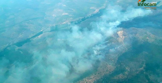 Un incendio en Casas de Lázaro obliga a desalojar por seguridad a un centenar de vecinos de varias pedanías