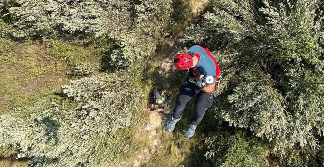 El helicóptero rescata a un peregrino con problemas físicos y desorientado en Liendo