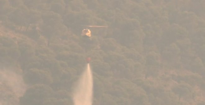 Más de un centenar de bomberos trabajan para apagar el incendio declarado este mediodía en la sierra de Mijas