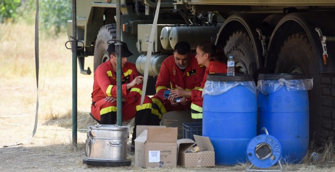 Tres bomberos sufren un golpe de calor cuando trataban de frenar un incendio en Cáceres