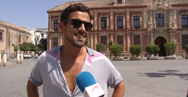 Los turistas afrontan como mejor pueden la ola de calor