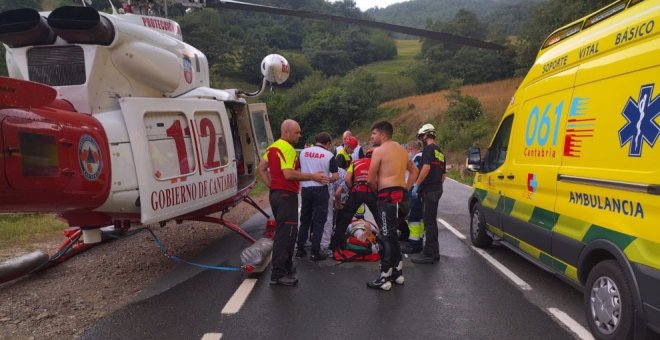 El helicóptero asiste a un motorista que chocó contra el guardarraíl en Vega de Liébana