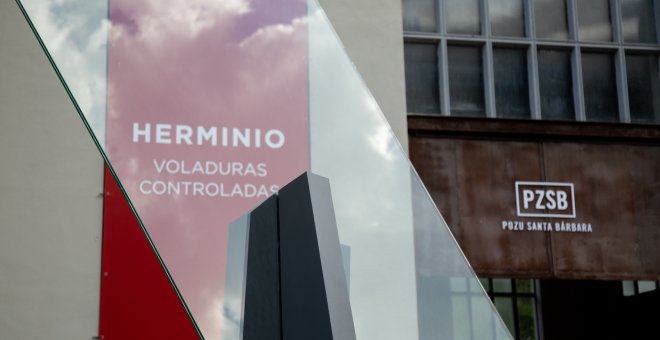 La intervención artística de Herminio en el Pozu Santa Bárbara suma ya más de 1.600 visitantes