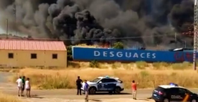 Controlado el incendio que ha arrasado un desguace y acechado durante unas horas a un barrio de Toledo