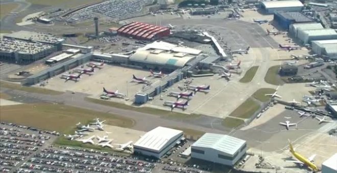 El calor derrite parte del asfalto del aeropuerto de Luton