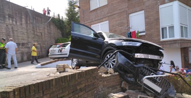 Dos heridos tras caer un coche desde cuatro metros en San Vicente de la Barquera