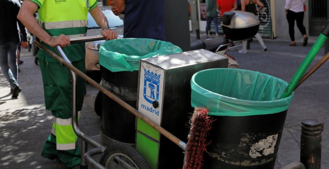 Barrio rico, barrio pobre: Almeida se esmera en la limpieza de las calles de Madrid donde fue más votado