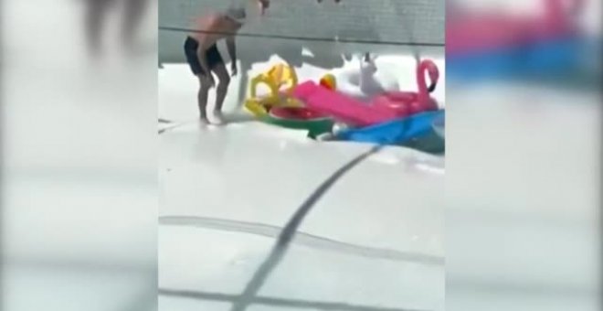 Muere un hombre succionado por un boquete en el suelo de una piscina