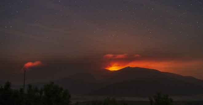 La ola de incendios tiende a estabilizarse aunque mantiene fuegos activos en Lugo y Tenerife