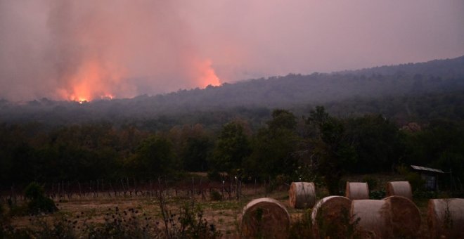 El sur de Europa continúa luchando, en plena ola de calor, contra el fuego incontrolado