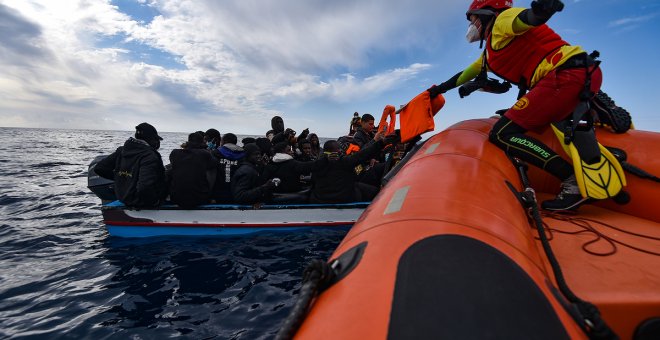 Mueren 61 migrantes tras naufragar un barco frente a las costas de Libia