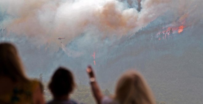 El incendio de Tenerife continúa activo pero con un viento poco fuerte como aliado de la extinción