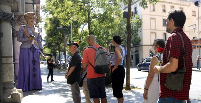 La multitudinària cerimònia de comiat clou l'emotiu adéu de Sants a Núria Feliu